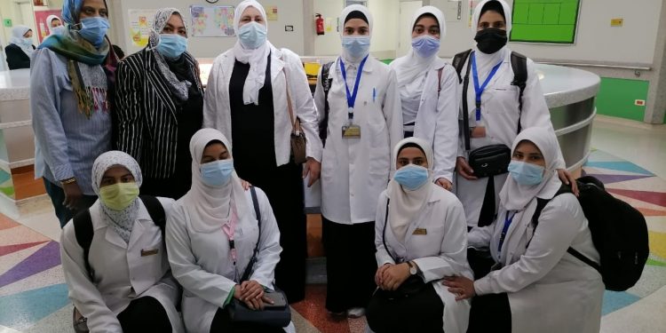 طالبات كلية التمريض جامعة الأزهر يزرْن مستشفي 57357 ويقمْن بتوزيع الهدايا على الأطفال
