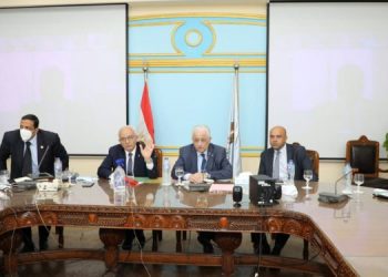 طارق شوقي لأولياء الأمور: الامتحانات "ماشيه كويس" و ابعدوا عن "السوشيال ميديا" 