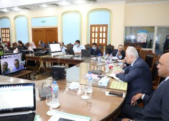 عبر "الفيديو كونفرانس".. شوقي يطمئن على سير الامتحانات في الشرقية