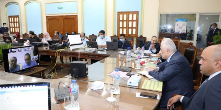 عبر "الفيديو كونفرانس".. شوقي يطمئن على سير الامتحانات في الشرقية