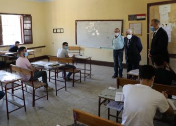 أدى 255 ألف و353 طالب/طالبة "بالشعبة الأدبية"، صباح اليوم، امتحان مادة اللغة العربية، من إجمالي عدد 257 ألف و145 طالب/طالبة "بالشعبة الأدبية"، وذلك في اليوم الثاني من امتحانات الدور الأول من شهادة إتمام الدراسة الثانوية العامة للعام الدراسي الحالي 2020/2021، داخل 2201 لجنة على مستوى الجمهورية. كما أدى طلاب مدارس (STEM) مادة مقاييس المفاهيم (اللغة الإنجليزية) بإجمالى 1179 طالب/طالبة، وأدى طلاب الثانوية العامة (المكفوفين) امتحان مادة اللغة العربية (ورقة أولى) بإجمالى 255 طالب/طالبة. وحرص الدكتور طارق شوقي وزير التربية والتعليم على متابعة سير عمليات الامتحانات من غرفة عمليات الوزارة والتواصل مع مديري المديريات التعليمية؛ للتأكيد على ضرورة تنظيم دخول الطلاب إلى لجان الامتحانات ومنع تجمعات الطلاب، ومنع تكدس أولياء الأمور أمام اللجان. وشدد شوقي على ضرورة التزام الطلاب المتقدمين لأداء الامتحانات بعدم اصطحاب أجهزة الهواتف المحمولة أو أجهزة أخرى، مؤكدًا أنه سيتم حرمان الطالب الذى يثبت قيامه بالغش من امتحانات هذا العام وامتحانات العام القادم. ومن جانبه، قال الدكتور رضا حجازي، نائب الوزير لشئون المعلمين ونائب رئيس عام الامتحان، إن امتحانات الثانوية العامة في يومها الثاني سارت بشكل جيد؛ حيث قامت غرفة العمليات المركزية قبل بدء الامتحان بالاطمئنان على وصول أوراق الأسئلة إلى جميع اللجان الامتحانية بالمحافظات. وأكد حجازي أن جميع مراحل العمل بامتحانات الثانوية العامة مؤمنة بالكامل بدءًا من طباعة الأسئلة، "البابل شيت" ومرورًا بنقلها إلى مراكز توزيع ورق الأسئلة ثم لجان سير الامتحان، ولجان النظام والمراقبة. وأشار إلى أنه تم بالأمس استبعاد أربع رؤساء لجان لعدم الالتزام بالتعليمات، كما تم عمل محاضر غش لثمانية طلاب تم ضبطهم بالأمس أثناء أداء امتحان اللغة العربية (الشعبة العلمية). وتلقت غرفة العمليات المركزية بوزارة التربية والتعليم عدة ملاحظات، حيث رصد فريق مكافحة الغش الإلكتروني 15 حالة غش باستخدام أجهزة الهواتف المحمولة والسماعات وتهكير جهاز التابلت، وهي كالتالي: - الطالب "ع.ع.ع" بإدارة المعادي بمحافظة القاهرة نظرًا لحيازته جهاز محمول ونشر الامتحان على الانترنت. - الطالب "ع.أ.ف" بإدارة غرب الزقازيق بمحافظة الشرقية نظرًا لتصوير كراسة الأسئلة كاملة ونشر الامتحان على الإنترنت. - الطالب "أ.ع.ع" بإدارة شبين الكوم بمحافظة المنوفية نظرًا لتهكير جهاز التابلت والقيام بالغش من خلاله. - الطالب "م.ج.ع" بإدارة نجع حمادي بمحافظة قنا نظرًا لضبط سماعة وهاتف محمول والتعدي على رئيس اللجنة والعضو القانوني. - الطالب "م.ج.ش" بإدارة الحوامدية بمحافظة الجيزة نظرًا لحيازته جهاز محمول ونشر الامتحان على الإنترنت. - الطالب "س.أ.ع" بإدارة فاقوس بمحافظة الشرقية نظرًا لحيازة جهاز محمول ونشر الامتحان على موقع انستجرام والواتس آب. - الطالب "ي.ع.ع" بإدارة جنوب السويس بمحافظة السويس نظرًا لحيازته جهاز محمول واستخدامه في الاستقبال والإرسال. - الطالب "ك.م.ف" بإدارة الزرقا بمحافظة دمياط نظرًا لتشغيل جهاز التابلت على الإنترنت والغش. - الطالب "ك.أ.أ" بإدارة الزرقا بمحافظة دمياط نظرًا لحيازته شريحة لجهاز التابلت غير المخصصة من قبل الوزارة. - الطالب "ز.م.ع" بإدارة شبين الكوم بمحافظة المنوفية نظرًا لحيازته جهاز محمول ونشر الامتحان على الإنترنت. - الطالب "ي.ش.ف" بإدارة شبين الكوم بمحافظة المنوفية نظرًا لحيازته جهاز محمول ونشر الامتحان على الإنترنت. - الطالب "أ. أ. أ" بإدارة أرمنت بمحافظة الأقصر نظرًا لحيازته جهاز محمول ودخول على جروبات الغش. - الطالب "ع. م.ف" بإدارة أكتوبر بمحافظة الجيزة نظرًا لحيازته جهاز محمول واستخدامه في الغش. - الطالب "إ.م.م" بإدارة تلا بمحافظة المنوفية نظرًا لحيازته جهاز محمول لاستخدامه للغش. - الطالب "ج.م.ع" بإدارة الواسطى بمحافظة بني سويف نظرًا لحيازته سماعة بلوتوث واستخدامها في الغش. وأكدت الوزارة أنه تم تحديد الطلاب المسؤولين عن ذلك واتخاذ الإجراءات القانونية اللازمة حيال تلك الحالات. كما تم رصد من خلال كاميرات داخل لجان السير بمحافظتي "الشرقية، ودمياط" عدم الانضباط والالتزام بالتعليمات وبناء عليه تم استبعاد رؤساء اللجان والملاحظين. كما تلقت غرفة العمليات إخطارًا من مديرية التربية والتعليم بمحافظة المنيا بنقل الطالبة ( أ.م.أ) إلى المستشفى حالة مرضية وتم عمل تقرير للطالبة لضمان حقها في الدور الثاني. جدير بالذكر أن يوم الإثنين الموافق 12 يوليو 2021 سوف يؤدي طلاب الثانوية العامة (الشعبة العلمية) امتحان اللغة الأجنبية الثانية بإجمالي عدد 393 ألف و883 طالب/طالبة، ويؤدي طلبة الثانوية العامة (المكفوفين) امتحان مادة اللغة العربية (ورقة ثانية ) بإجمالي 255 طالب/طالبة.