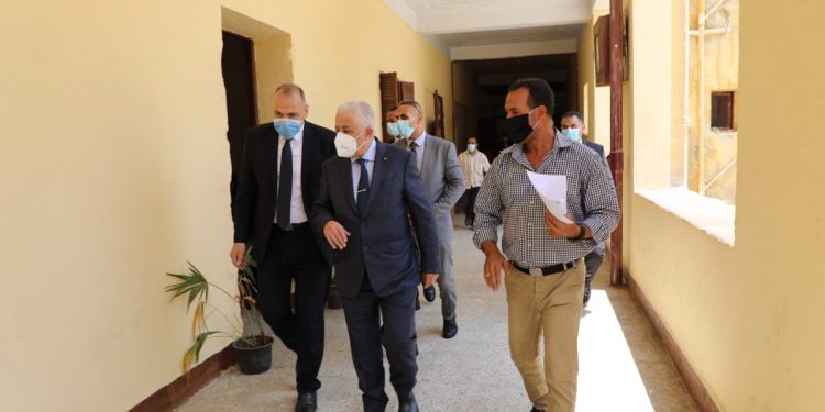 استعدادًا لامتحان الفيزياء.. تعقيم وتطهير لجان الثانوية العامة بالقاهرة