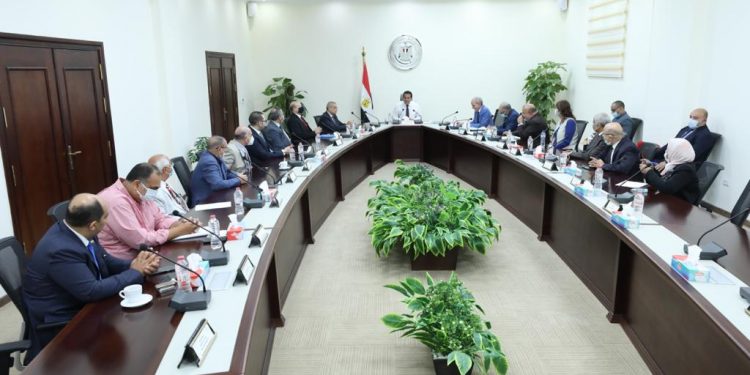 وزير التعليم العالي يطالب المعاهد الخاصة بسرعة تعديل اللوائح