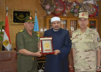 نائب رئيس جامعة الأزهر يستقبل قائد المنطقة الجنوبية العسكرية للتهنئة بعيد الأضحى