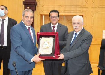 رئيس جامعة الأزهر يكرم وزيري التعليم العالي والتربية والتعليم