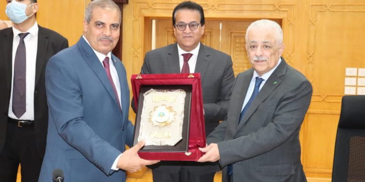 رئيس جامعة الأزهر يكرم وزيري التعليم العالي والتربية والتعليم