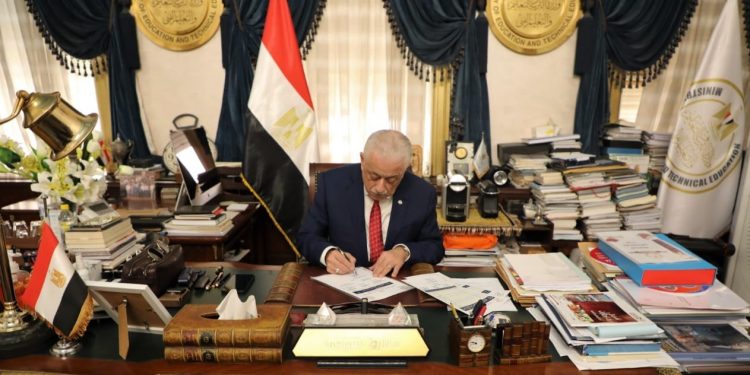 “شوقي” يعتمد نتيجة الدبلومات الفنية للعام الدراسي 2020/2021