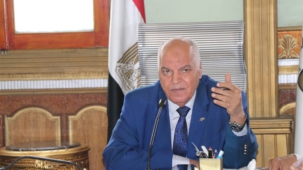 نقل رئيس لجنة بالثانوية العامة للمستشفي بعد تعرضه للإغماء