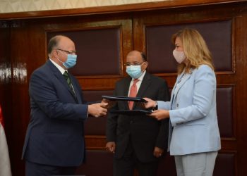 وزير التنمية المحلية ومحافظ القاهرة ومدير الوطنية للتدريب يوقعون برتوكول لتدريب العاملين