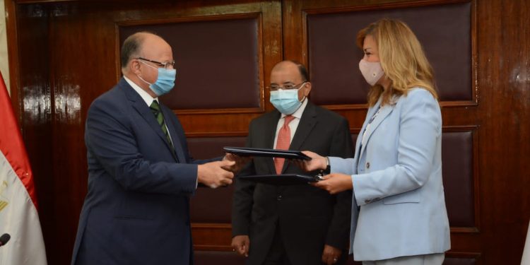 وزير التنمية المحلية ومحافظ القاهرة ومدير الوطنية للتدريب يوقعون برتوكول لتدريب العاملين