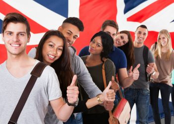 طلاب الجامعات في بريطانيا يطالبون بتخفيض الرسوم الدراسية و إلغاء التعليم الاونلاين