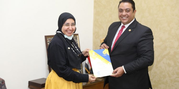 محررة صدى البلد جامعات أثناء الحوار مع مدير معهد إعداد القادة بحلوان