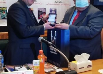 جامعة حلوان تُكرم رئيس تحرير الأهرام خلال مناقشات مشروعات تخرج شعبة الصحافة