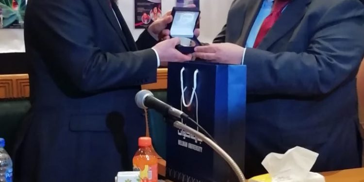 جامعة حلوان تُكرم رئيس تحرير الأهرام خلال مناقشات مشروعات تخرج شعبة الصحافة