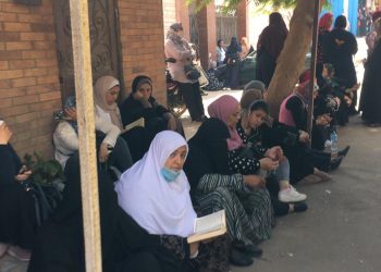 قبل دقائق من انتهائه.. اختلاف توقعات اولياء الأمور حول مستوى صعوبة الامتحان