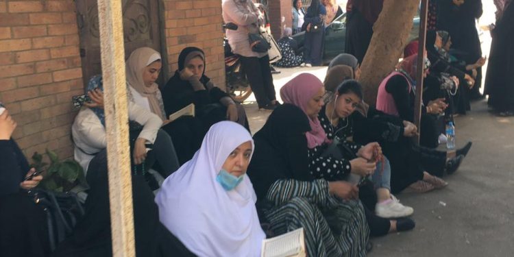 قبل دقائق من انتهائه.. اختلاف توقعات اولياء الأمور حول مستوى صعوبة الامتحان