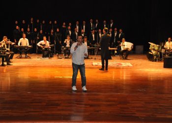 إيهاب توفيق يغني "أحلف بسماها" في احتفالية جامعة حلوان بذكرى ثورة 30 يونيو