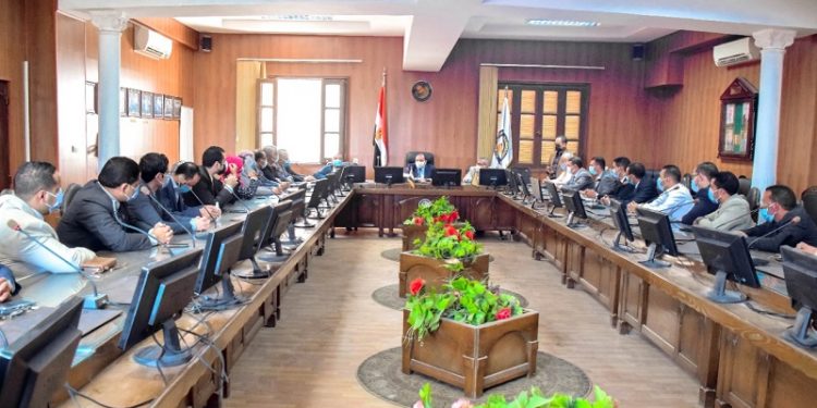 رئيس جامعة بني سويف يوجه بسرعة الانتهاء من ميكنة الإدارة