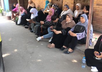 بدون كمامات.. تجمع أولياء الأمور أمام مدرسة أم الأبطال التجريبي بالهرم