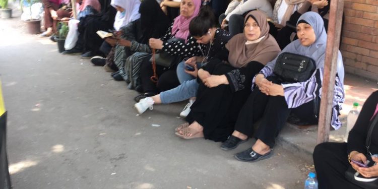 بدون كمامات.. تجمع أولياء الأمور أمام مدرسة أم الأبطال التجريبي بالهرم