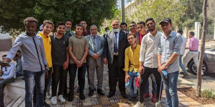 طلاب صيدلة الأزهر يقومون بحملة تشجير ونظافة في نهاية الامتحانات