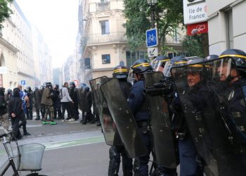 بعد قرار التطعيم الإجباري ضد كورونا.. احتجاجات واسعة في فرنسا