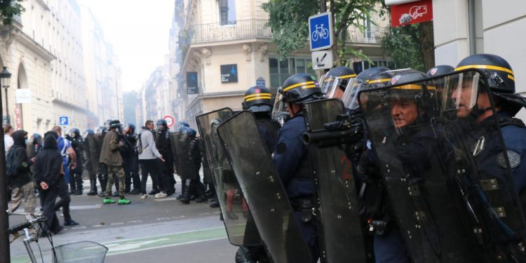 بعد قرار التطعيم الإجباري ضد كورونا.. احتجاجات واسعة في فرنسا