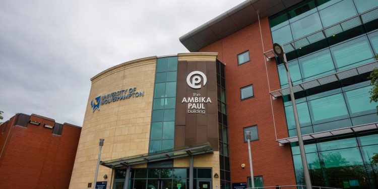 جامعة ولفر هامبتون تقدم منحة لطلاب الدكتوراه في بريطانيا