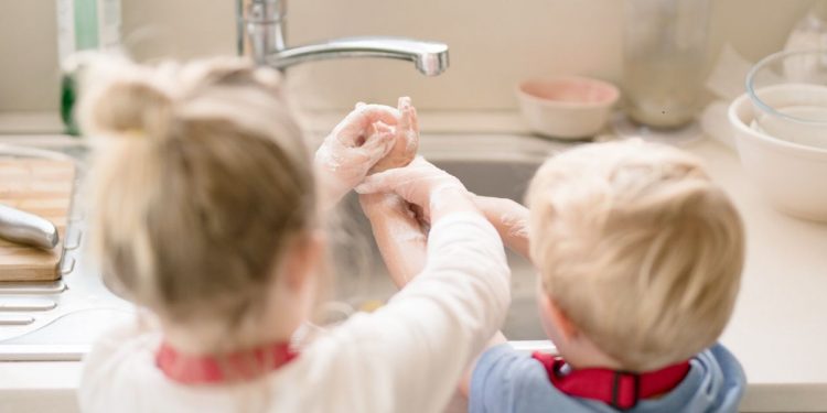دراسة صادمة.. المبالغة في التنظيف والتعقيم قد تؤدي إلى ضعف مناعة الأطفال