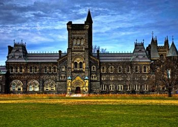 جامعة تورنتو تقدم منحة لطلاب البكالوريوس في كندا