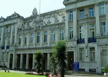 جامعة كوين ماري البريطانية تقدم منحة لطلاب البكالوريوس