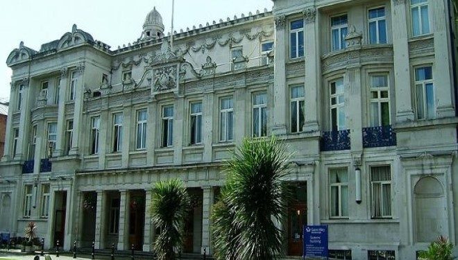 جامعة كوين ماري البريطانية تقدم منحة لطلاب البكالوريوس