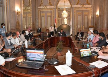 رئيس جامعة عين شمس يكرم الطلاب الفائزين بجوائز إبداع