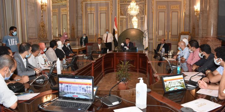 رئيس جامعة عين شمس يكرم الطلاب الفائزين بجوائز إبداع