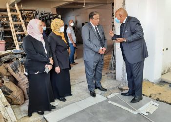 نائب رئيس جامعة عين شمس يتابع تطورات التجديدات الإنشائية بكلية الآداب