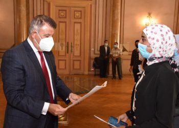 رئيس جامعة عين شمس يكرم  10فائزين بجوائز مسابقة كونفشيوس