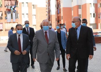 بالصور.. محافظ القاهرة يتفقد القافلة الطبية بالأسمرات