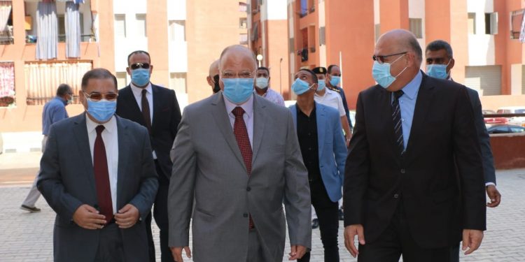 بالصور.. محافظ القاهرة يتفقد القافلة الطبية بالأسمرات