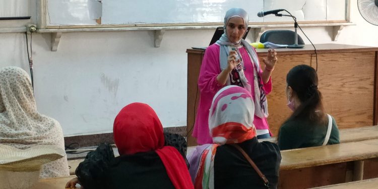 إقبال طلابي على المحاضرة التعريفية لمركز التوظيف بجامعة عين شمس