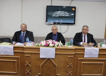 نائب رئيس جامعة الأزهر يناقش رسالة دكتوراه حول العلاج الضوئي الحركي بكلية طب الأسنان