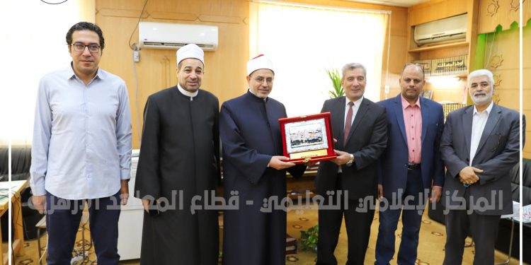 رئيس قطاع المعاهد الأزهرية يستقبلُ عميدَ معاهدِ فِلسطين