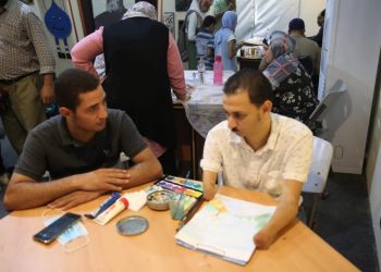 ابن الأزهر.. فنان تشكيلي يرسم بالفم والقدم ودكتور جامعي رغم الإعاقة