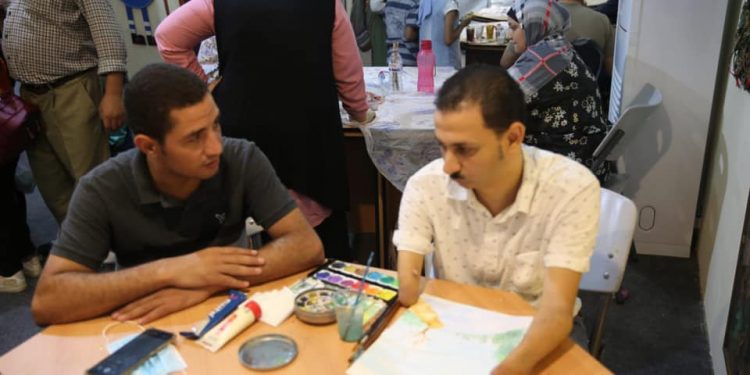 ابن الأزهر.. فنان تشكيلي يرسم بالفم والقدم ودكتور جامعي رغم الإعاقة