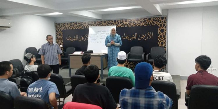 رئيس تطوير الوافدين تتفقد بدء الدراسة في برنامج تعليم اللغة العربية لطلاب تايلاند