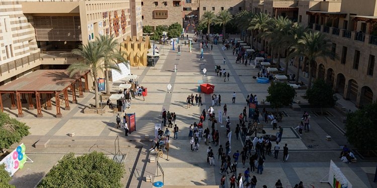 30 منحة دراسية كاملة بالجامعة الأمريكية للطلاب بمرحلة البكالوريوس من المدارس الحكومية