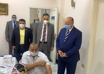 محافظ القاهرة يتفقد إجراءات تلقي العاملين للقاح كورونا