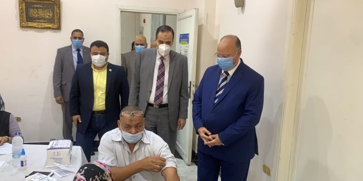 محافظ القاهرة يتفقد إجراءات تلقي العاملين للقاح كورونا