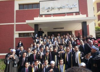 بعد مناشدتها للسيسي بالتكافل بتعليمها.. جامعة سوهاج تحقق حلم "آية حسان" بمنحة مجانية لدراسة الطب