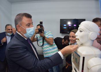 رئيس جامعة عين شمس يختبر أول روبوت ممرضة يتحدث العربية