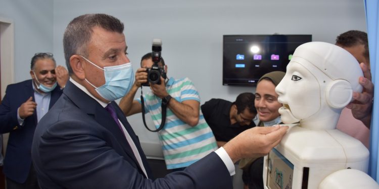 رئيس جامعة عين شمس يختبر أول روبوت ممرضة يتحدث العربية
